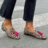 Anita – Djurmönstrad loafer med fuchsiafärgade fransar