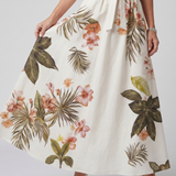 Bodil – Draperad halter maxiklänning med botanisk panel