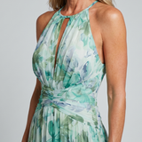 Petra – Plisserad halter midi-klänning med mjukt blommönster
