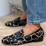 Harriet – Djurmönstrad loafer med elegant detalj