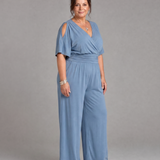 Tilda – Avslappnad overall med cold shoulder och omlottmidja