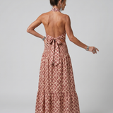 Annika – Midi-klänning med korsad halter, geometriskt tryck och urskärning