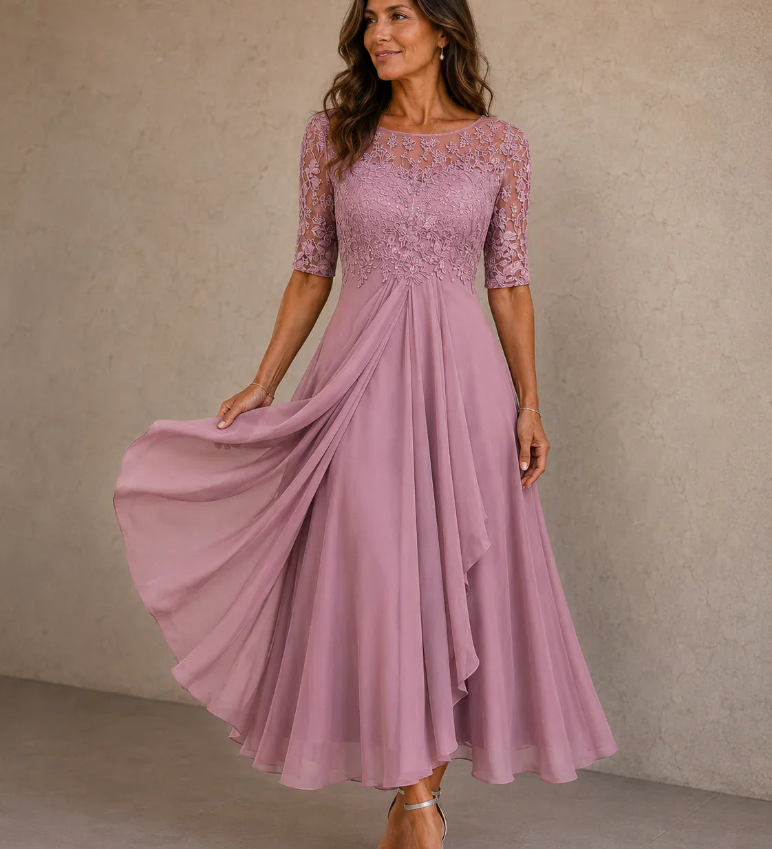 María | Elegant klänning i spets och chiffong Listpris med rabatt